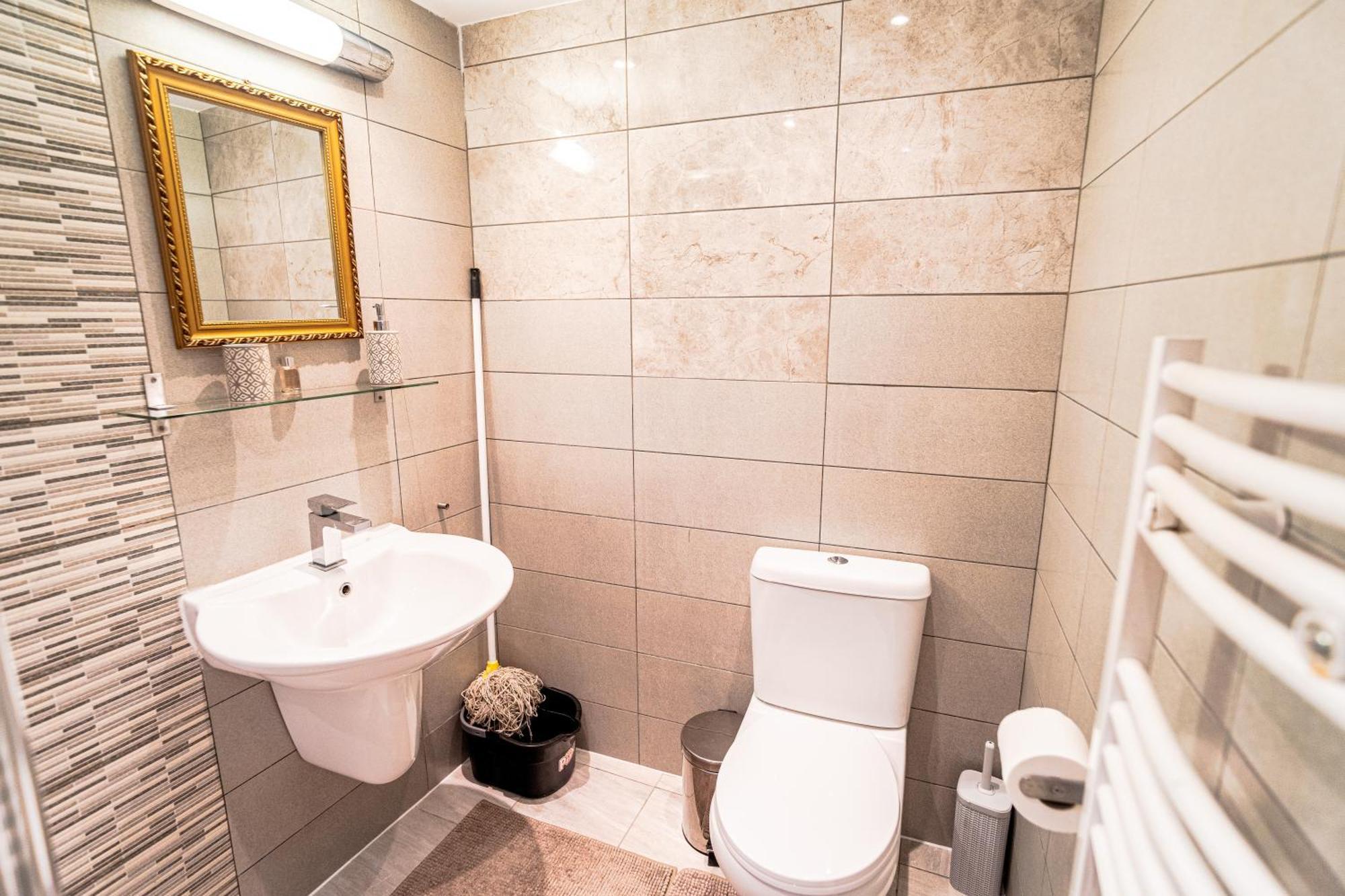Large 2min To Hendon Station Apartment